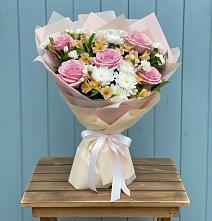 Букет цветов из:  Гвоздики, Орхидеи и Розы в Сурске