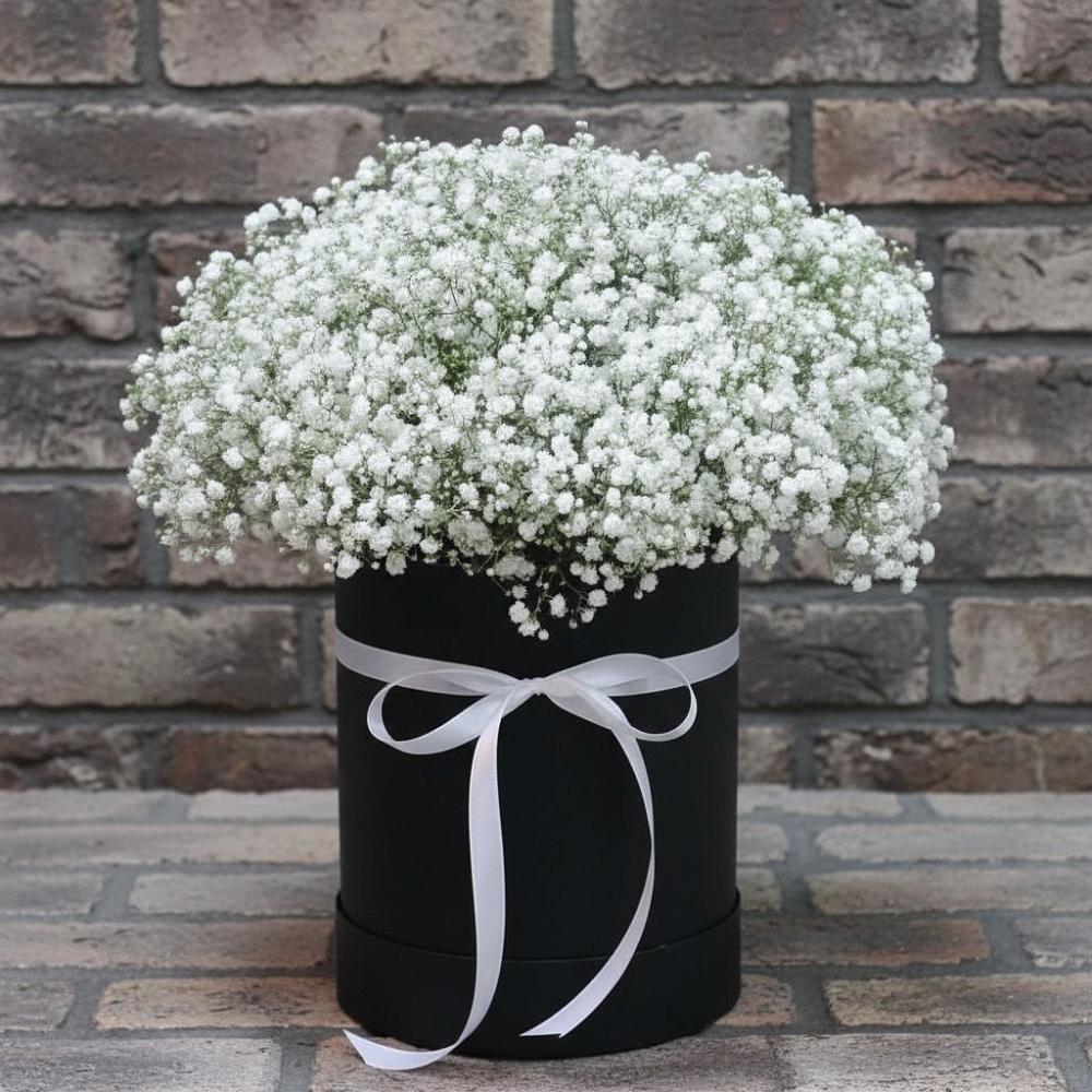 Цветочная композиция из Гипсофила в шляпной коробке в Сурске