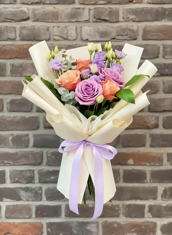 Букет цветов из: Лизиантусы и Розы в Сурске