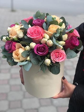 Цветочная композиция из Розы в шляпной коробке в Сурске
