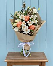 Букет цветов из:  Альстромерии, Лизиантусы, Розы и Хризантемы в Сурске