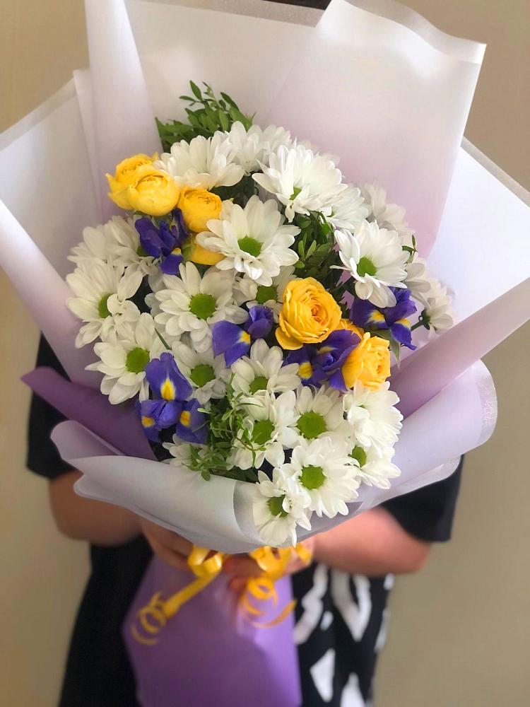 Букет цветов из: Ирисы, Хризантемы и Розы в Сурске