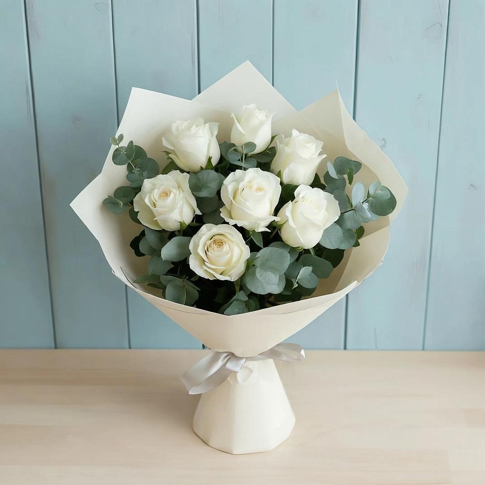Букет Белые розы в Эвкалипте в Сурске