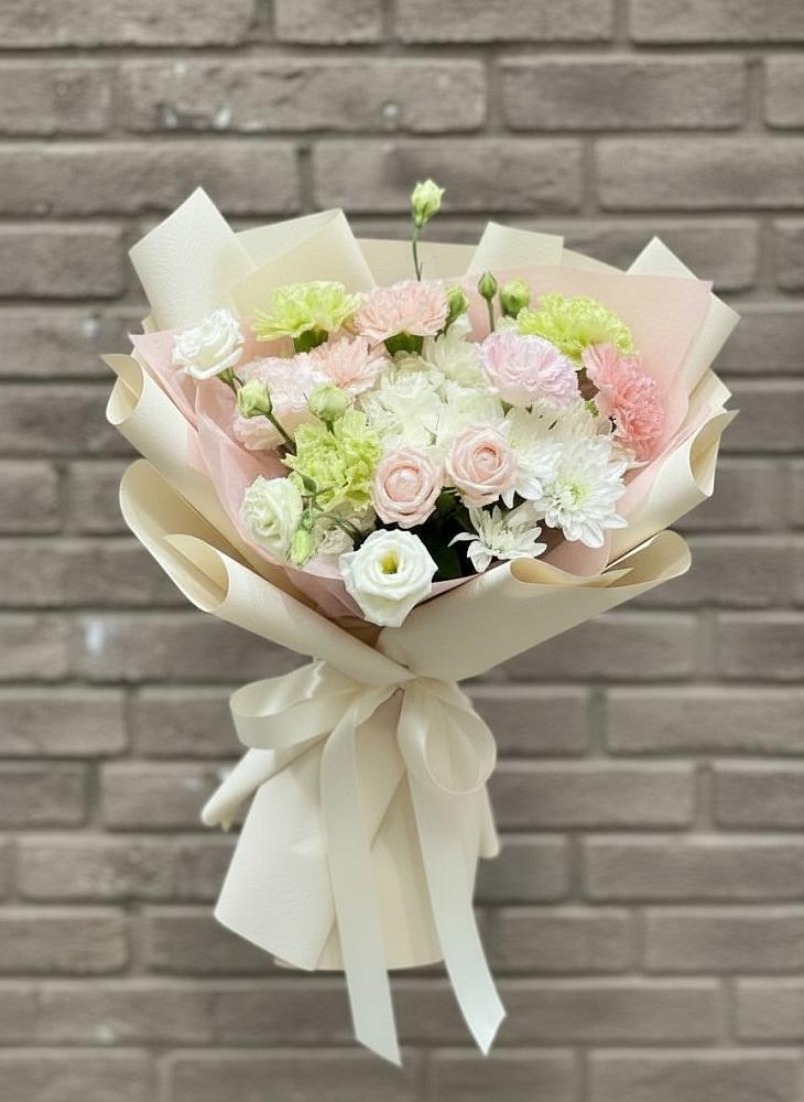 Букет цветов из: Гвоздики, Розы, Лизиантусы и Хризантемы в Сурске