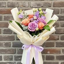 Букет цветов из:  Лизиантусы и Розы в Сурске