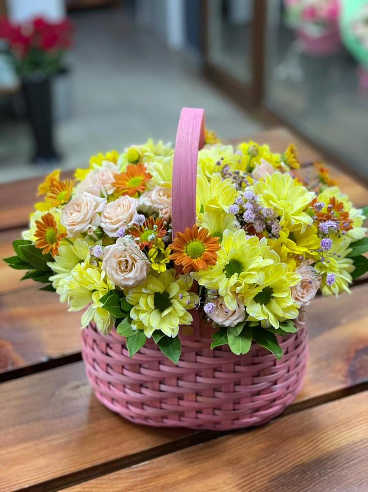 Цветочная композиция из Хризантемы и Розы в корзине в Сурске