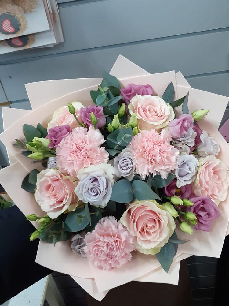 Букет цветов из: Розы, Гвоздики и Лизиантусы в Сурске