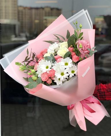 Букет цветов из: Розы, Лизиантусы и Хризантемы в Сурске