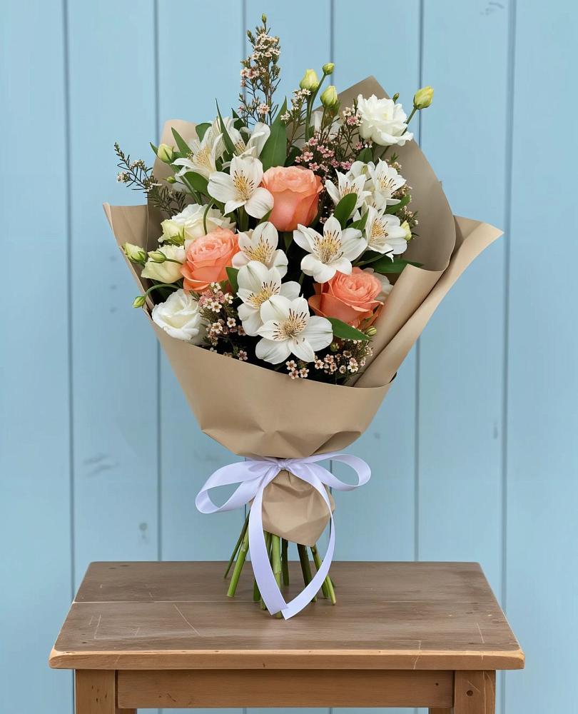 Букет цветов из: Альстромерии, Лизиантусы, Розы и Хризантемы в Сурске